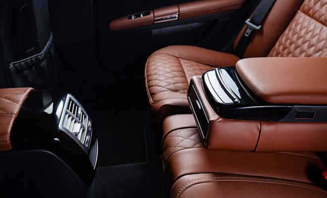 interior-coche-lujo-colores-marron-negro