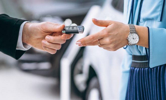 manos-femeninas-cierran-arriba-llaves-coche_1303-13658